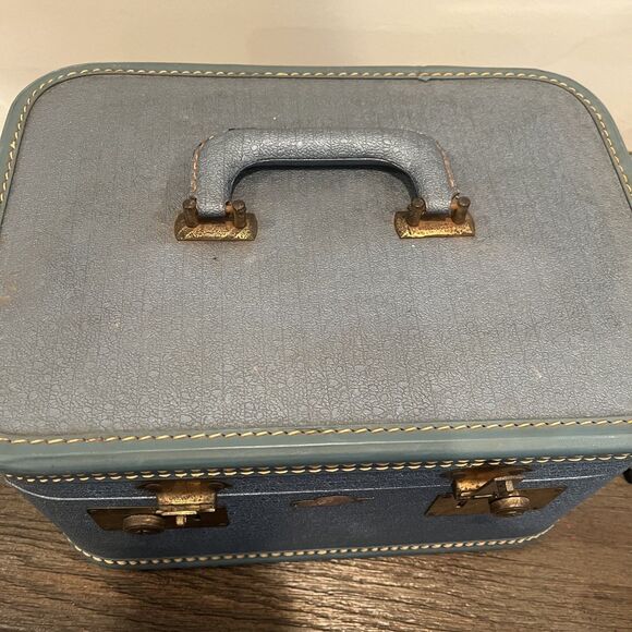 Rare First Lady 1960's Blue Train Case Pebbled, Pink Interior Riveted No Key - Picture 14 of 16